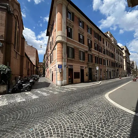 Chilling Via del Corso-2